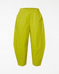 TROUSERS TIGHTEN AT THE ANKLE