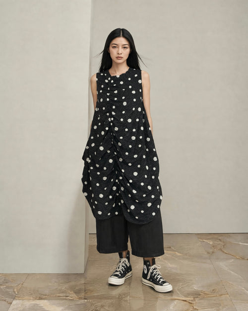 KLEID MIT POLKA DOTS-STICKEREI