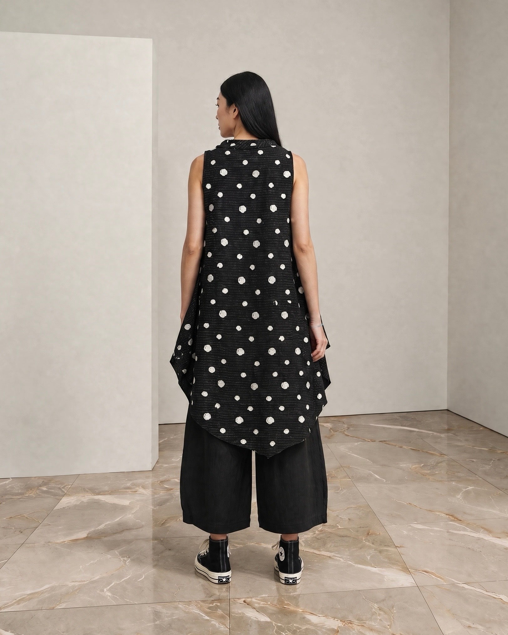 KLEID MIT POLKA DOTS-STICKEREI