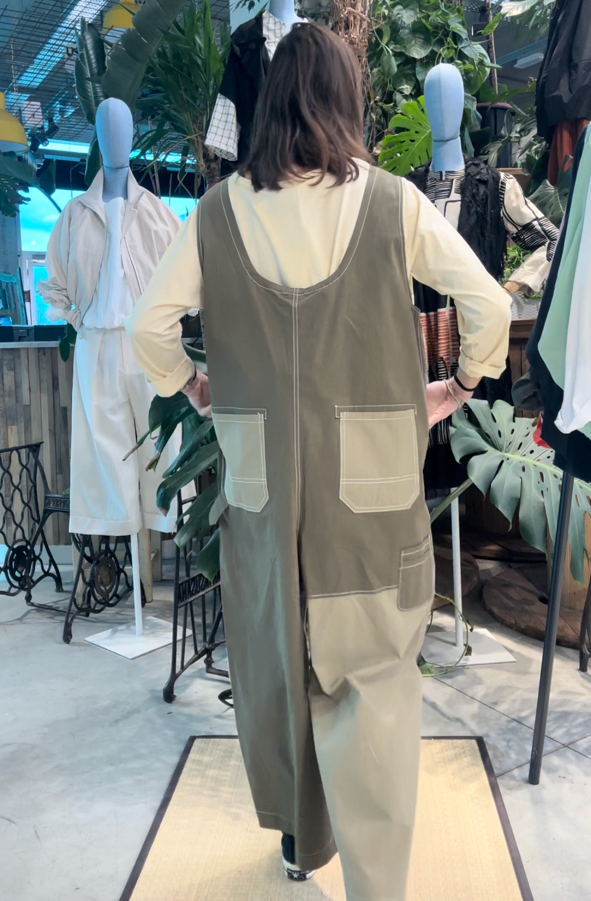 ANZUG MIT KONTRASTIERENDEN TASCHEN