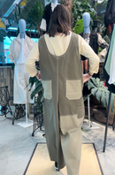 ANZUG MIT KONTRASTIERENDEN TASCHEN