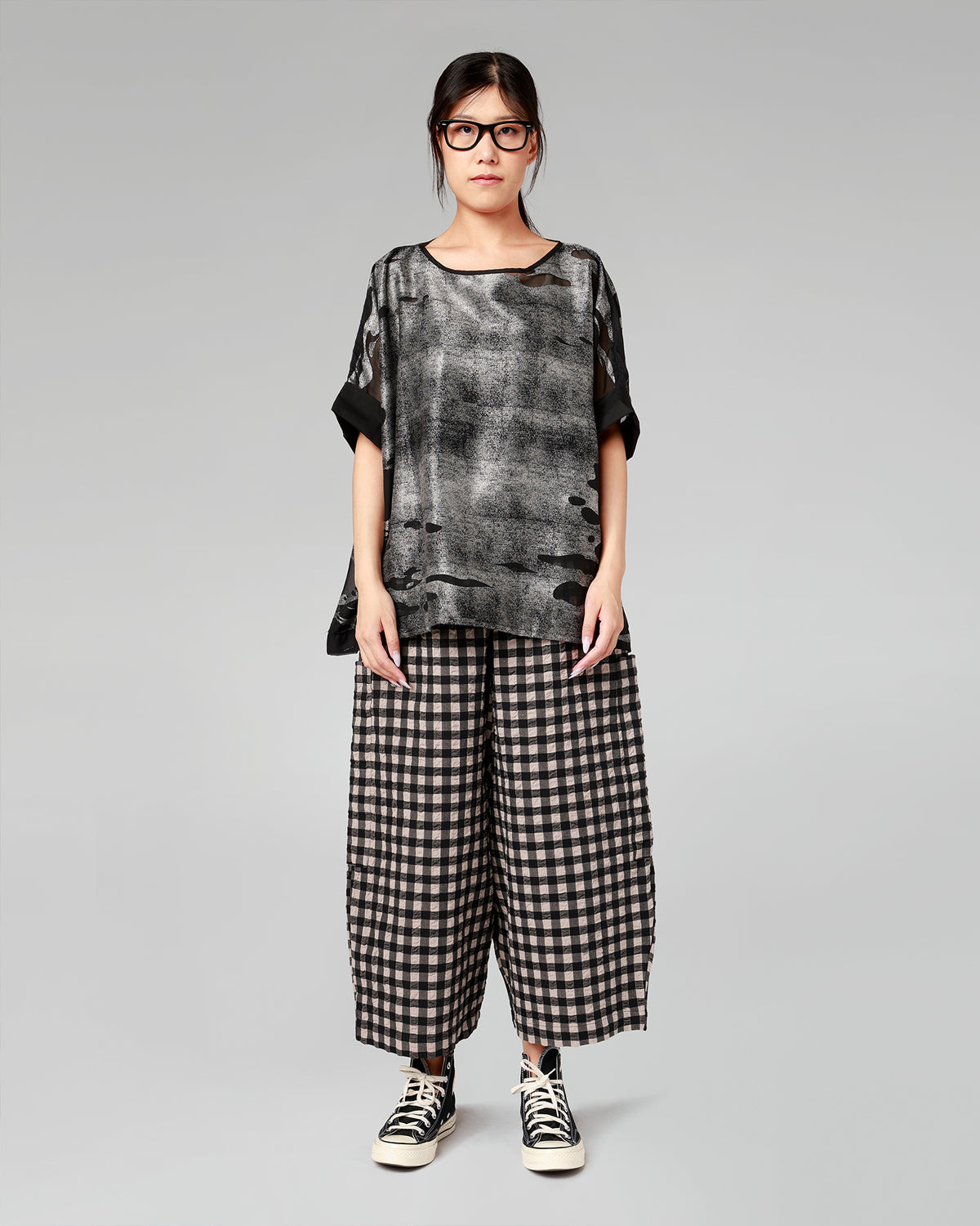 BLUSA ABSTRACTA GRIS POR CAPAS