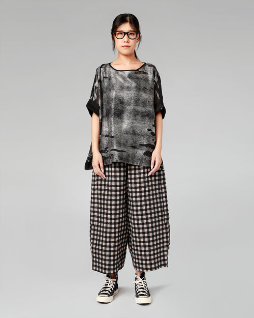 BLUSA ABSTRACTA GRIS POR CAPAS