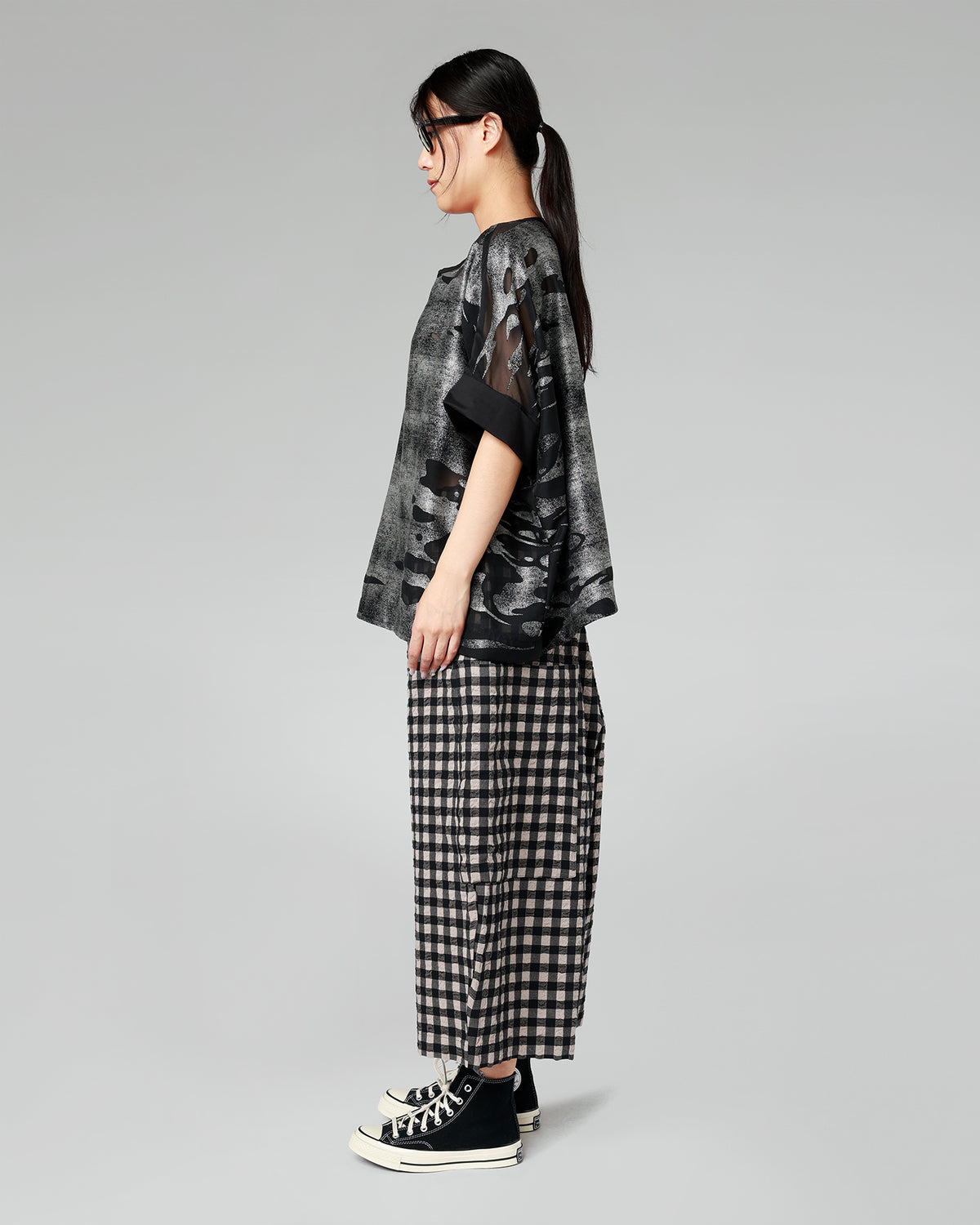 BLUSA ABSTRACTA GRIS POR CAPAS