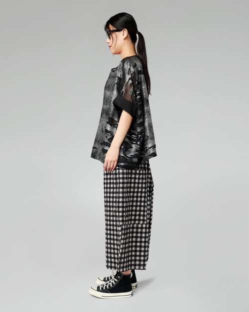 BLUSA ABSTRACTA GRIS POR CAPAS