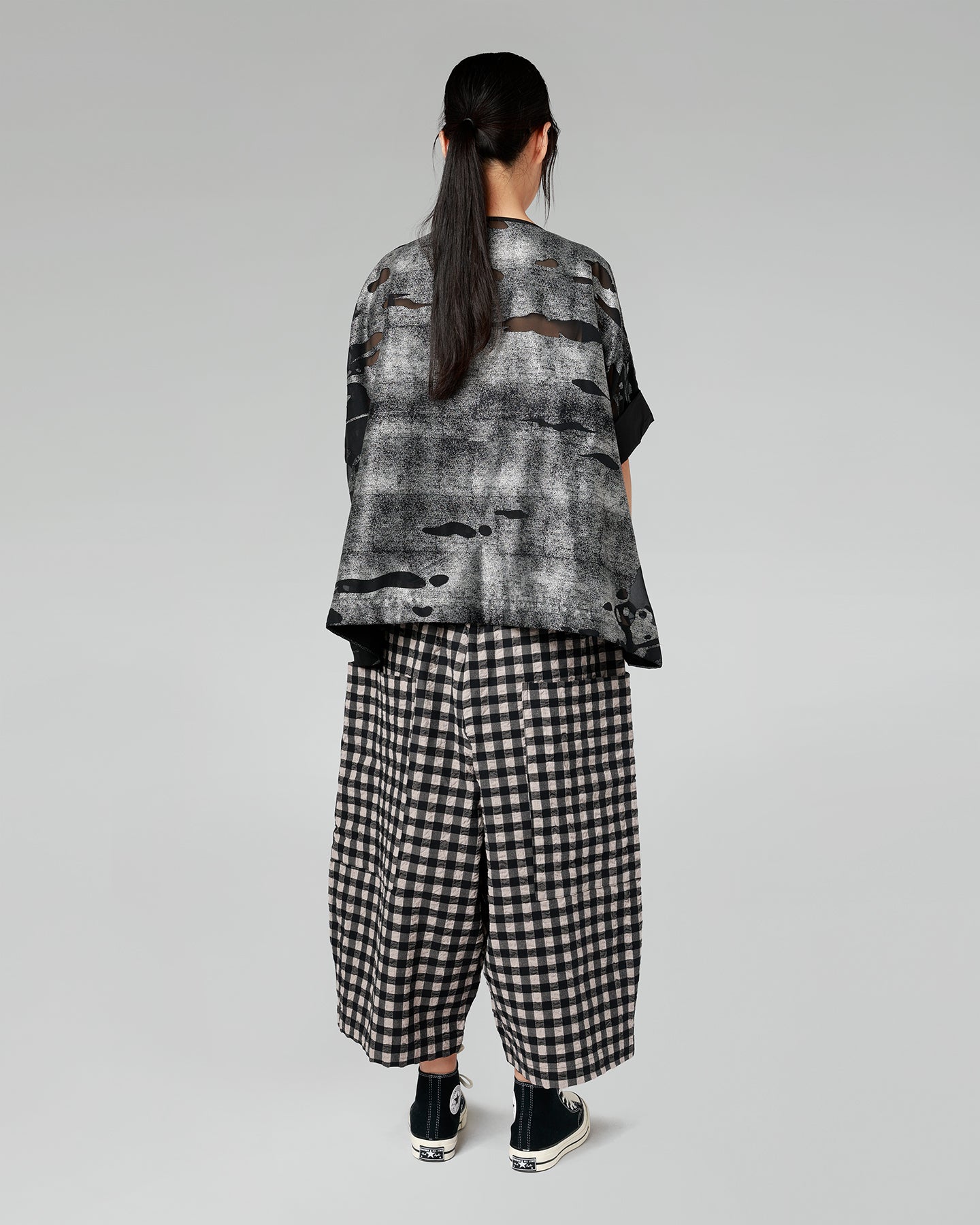 BLUSA ABSTRACTA GRIS POR CAPAS