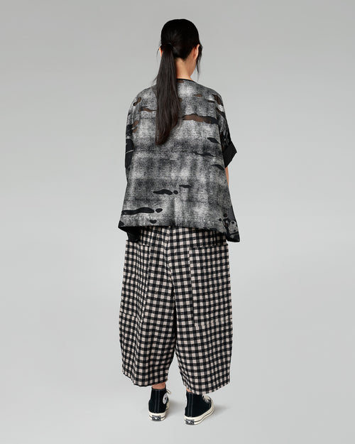 BLUSA ABSTRACTA GRIS POR CAPAS