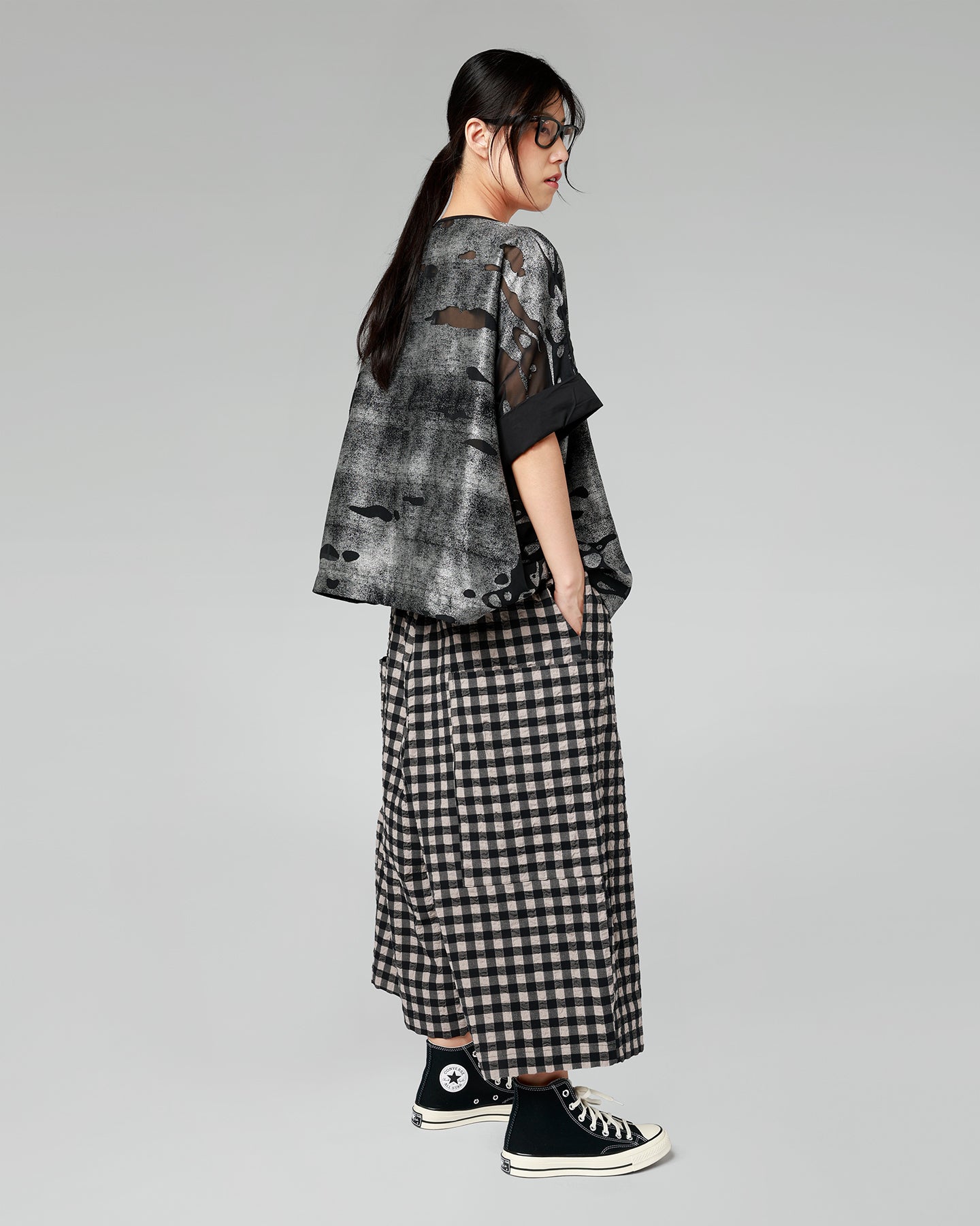 BLUSA ABSTRACTA GRIS POR CAPAS