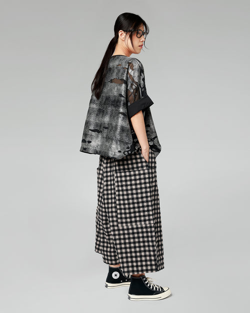 BLUSA ABSTRACTA GRIS POR CAPAS