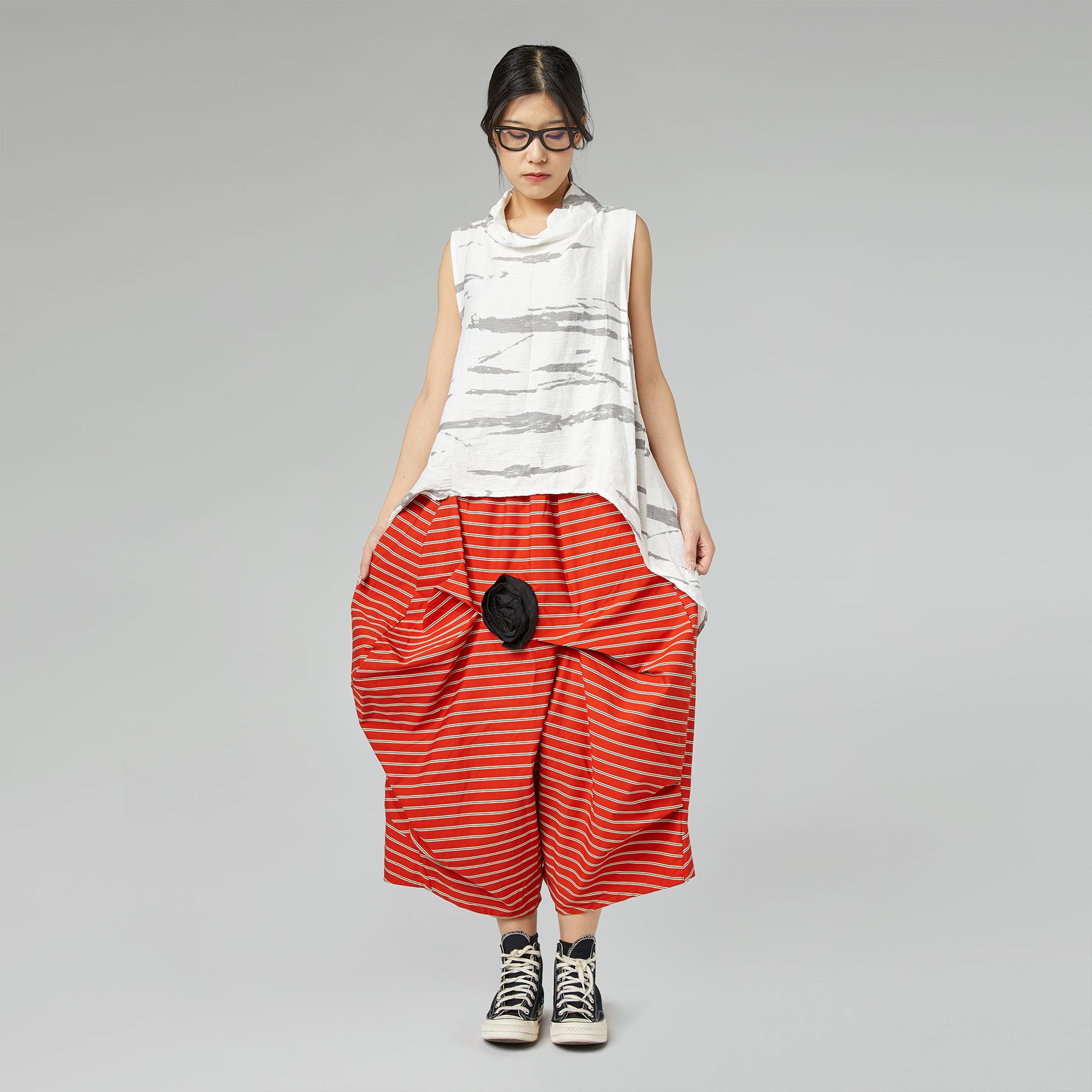 PANTALONI CON ROSA APPLICATA