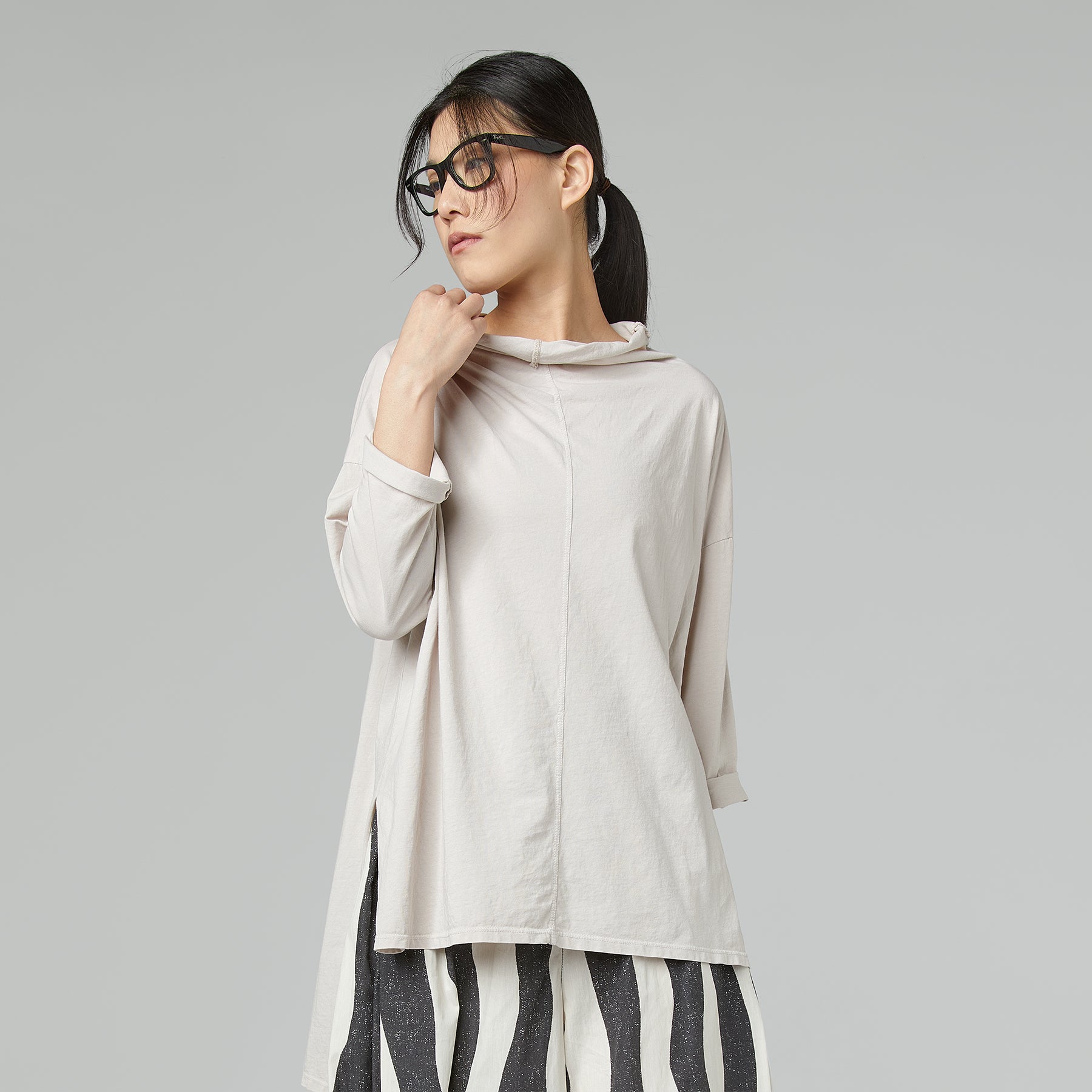 T-SHIRT CON COLLETTO BIANCO