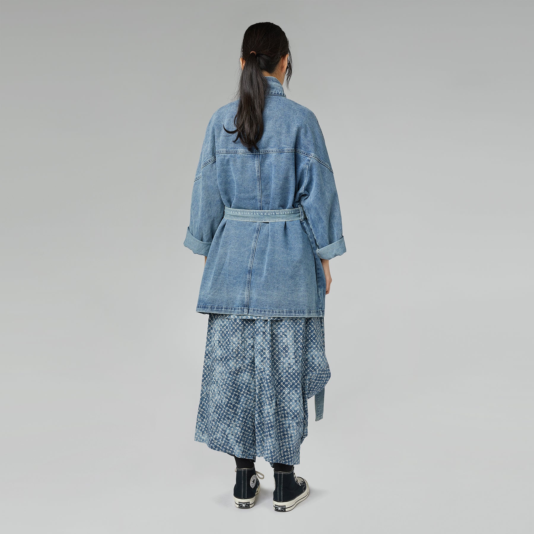 JEANSJACKE MIT GÜRTEL