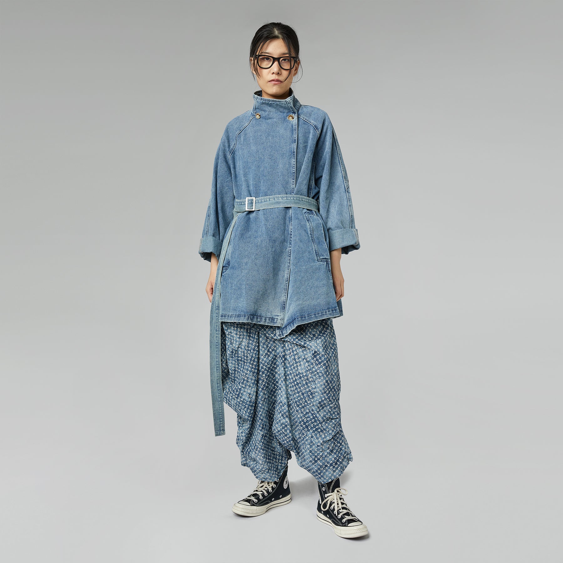 JEANSJACKE MIT GÜRTEL