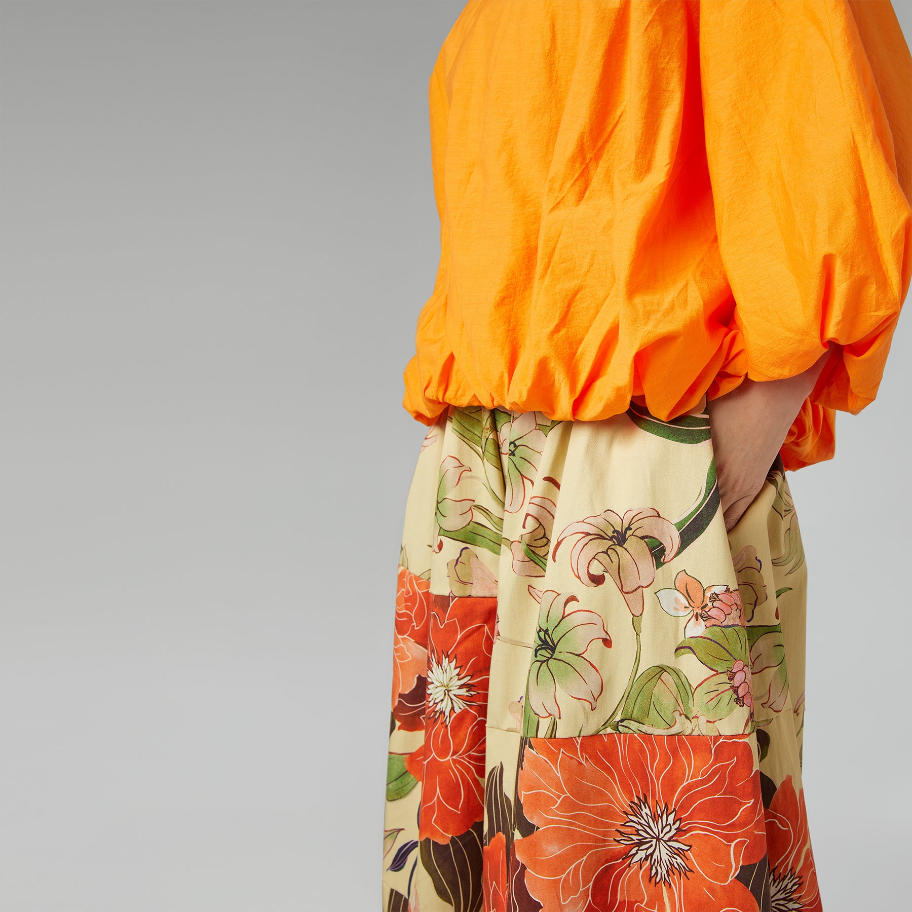 BREITE HOSE MIT ORANGEFARBENEN BLÜTEN