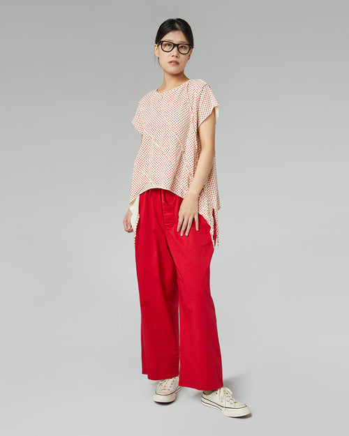 T-SHIRT MIT POLKA DOT UND FREILIEGENDEN NÄHTEN
