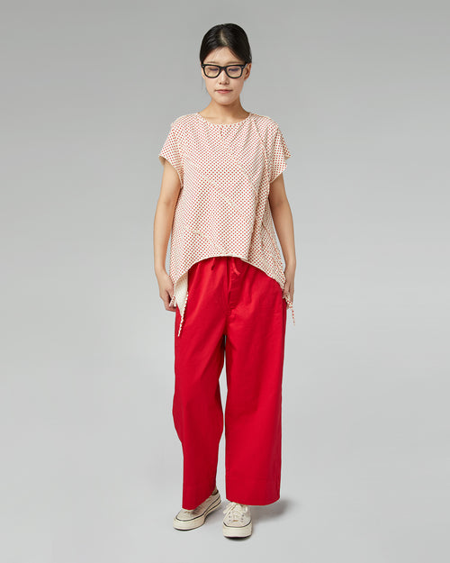 T-SHIRT MIT POLKA DOT UND FREILIEGENDEN NÄHTEN