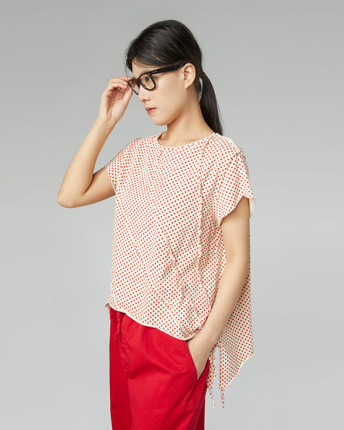 T-SHIRT MIT POLKA DOT UND FREILIEGENDEN NÄHTEN