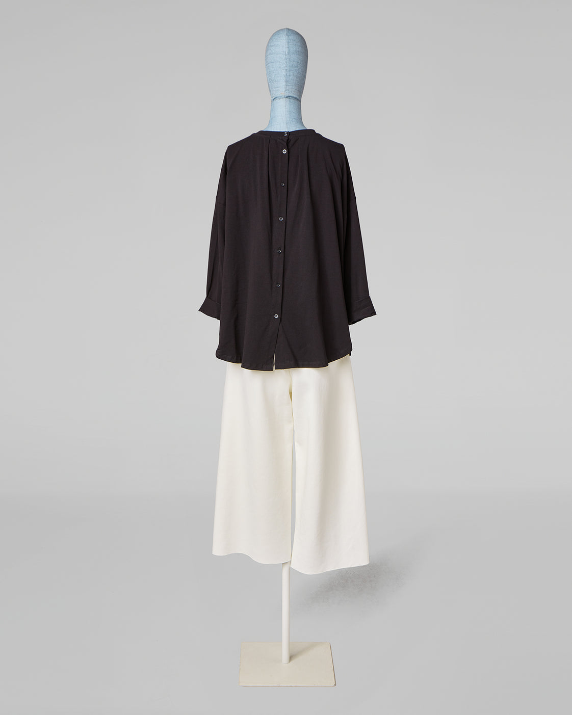 T-SHIRT AVEC BOUTONS AU DOS