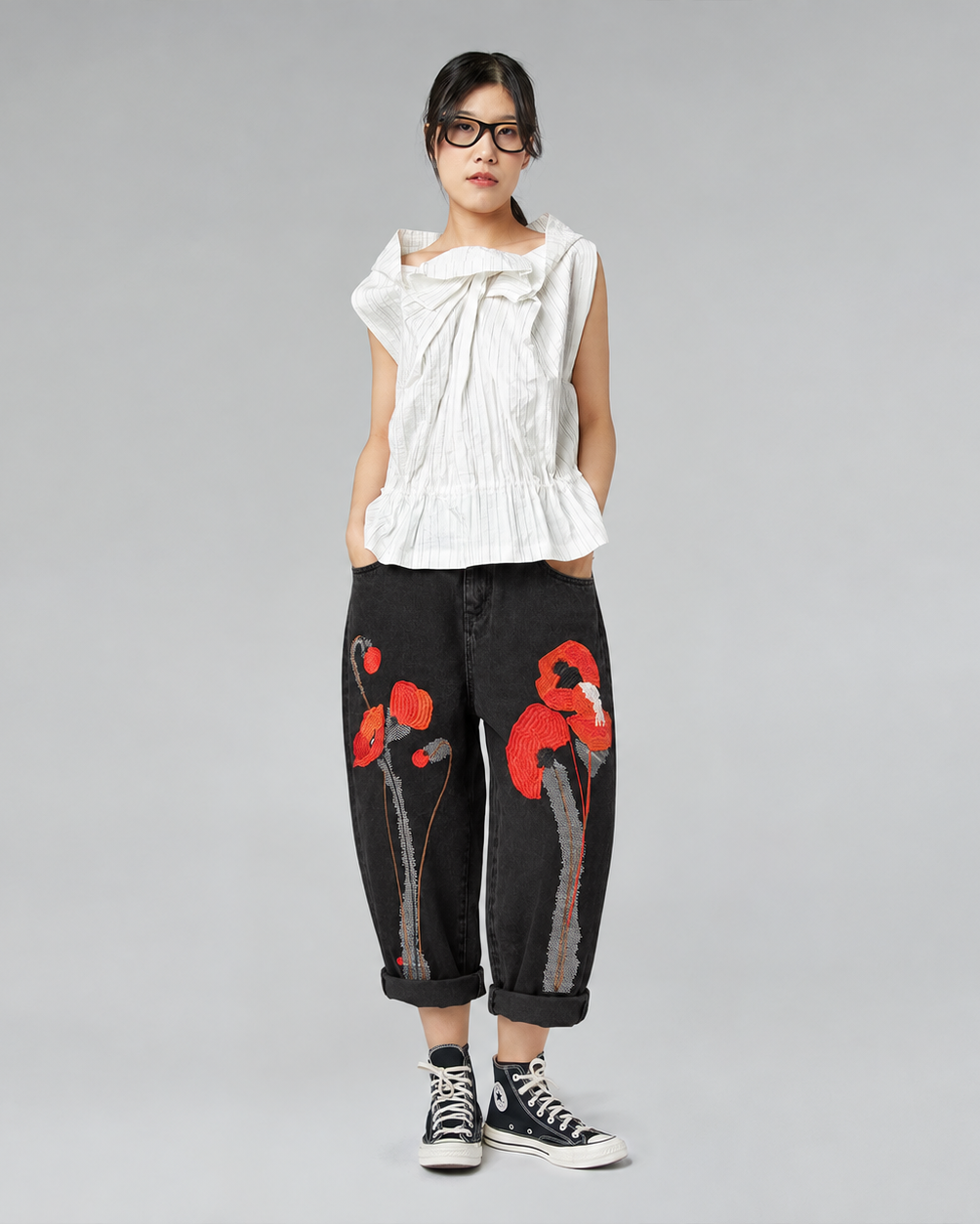 BLACK JEANS WITH FLOWER EMBROIDERY