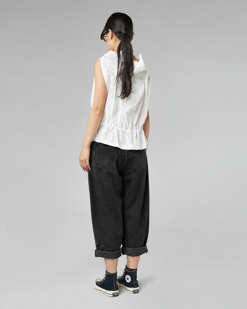 JEANS NEGROS CON BORDADO DE FLORES